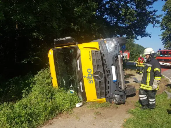 Betonmischer-LKW kippt in Melle bei Osnabrück um