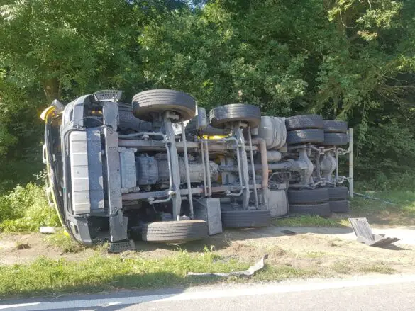Betonmischer-LKW kippt in Melle bei Osnabrück um