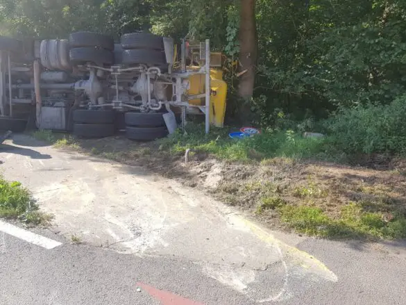 Betonmischer-LKW kippt in Melle bei Osnabrück um