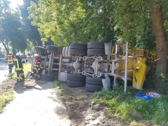 Betonmischer-LKW kippt in Melle bei Osnabrück um