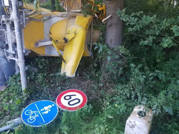 Betonmischer-LKW kippt in Melle bei Osnabrück um