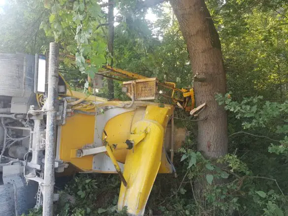 Betonmischer-LKW kippt in Melle bei Osnabrück um