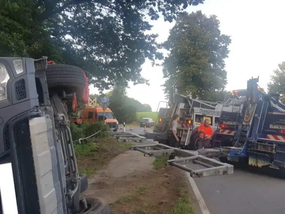 Betonmischer-LKW kippt in Melle bei Osnabrück um