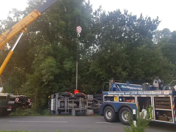 Betonmischer-LKW kippt in Melle bei Osnabrück um