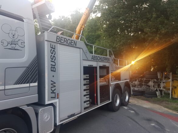 Betonmischer-LKW kippt in Melle bei Osnabrück um