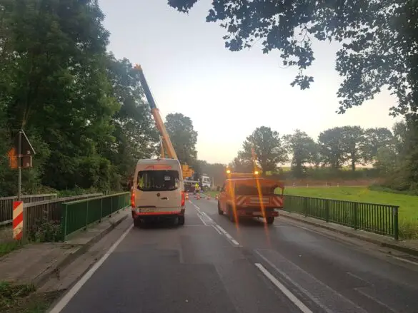 Betonmischer-LKW kippt in Melle bei Osnabrück um