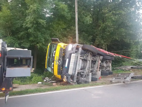 Betonmischer-LKW kippt in Melle bei Osnabrück um