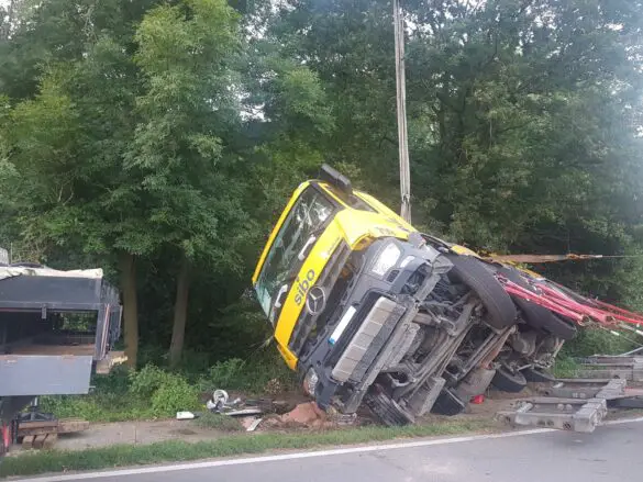 Betonmischer-LKW kippt in Melle bei Osnabrück um