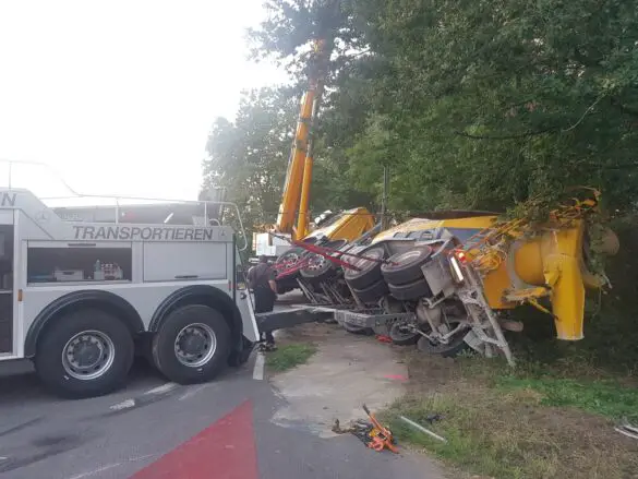 Betonmischer-LKW kippt in Melle bei Osnabrück um
