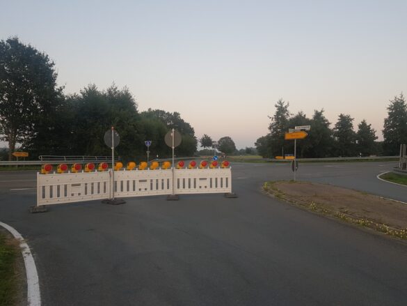 Betonmischer-LKW kippt in Melle bei Osnabrück um