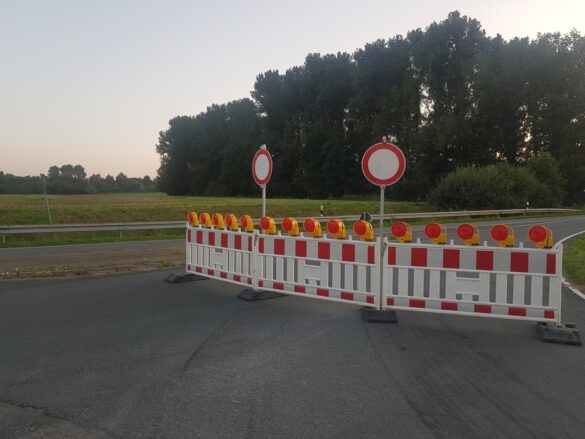 Betonmischer-LKW kippt in Melle bei Osnabrück um