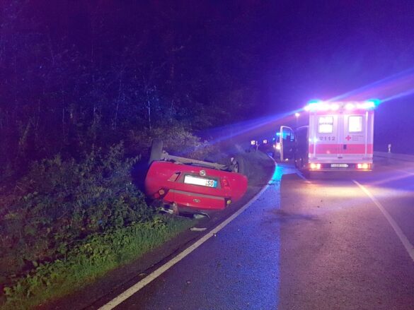 Auto landet auf dem Dach in Hagen a.T.W.