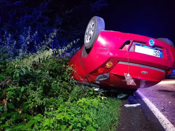 Auto landet auf dem Dach in Hagen a.T.W.