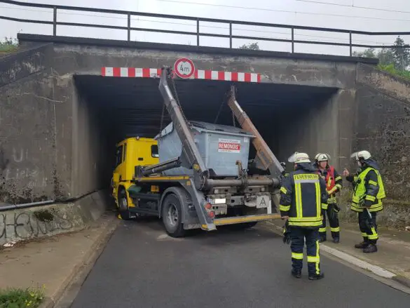 Lastwagen verkeilt sich unter Eisenbahnbrücke in Belm