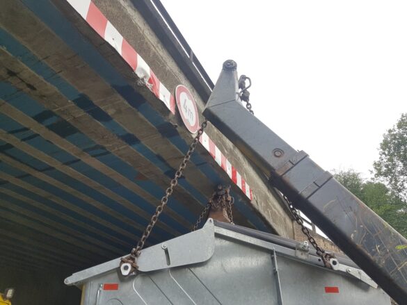 Lastwagen verkeilt sich unter Eisenbahnbrücke in Belm