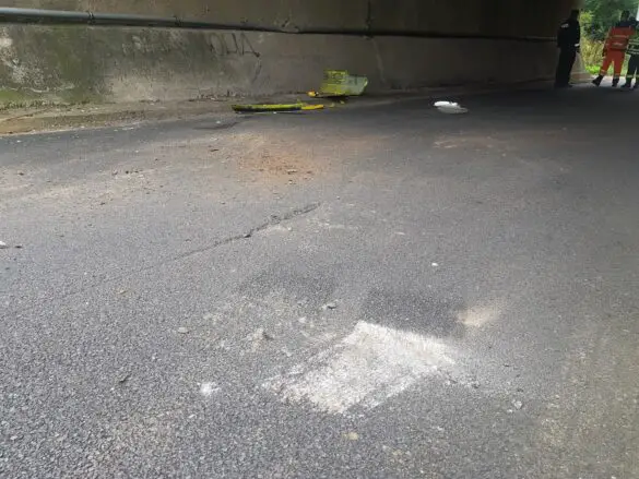 Lastwagen verkeilt sich unter Eisenbahnbrücke in Belm