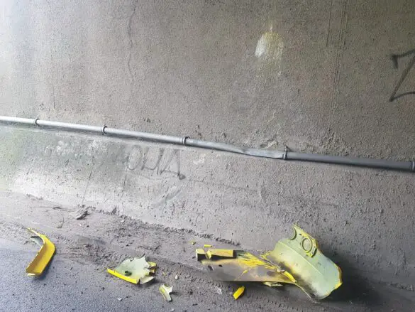 Lastwagen verkeilt sich unter Eisenbahnbrücke in Belm