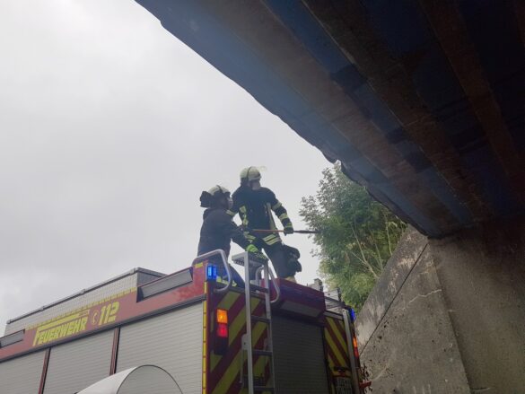Lastwagen verkeilt sich unter Eisenbahnbrücke in Belm