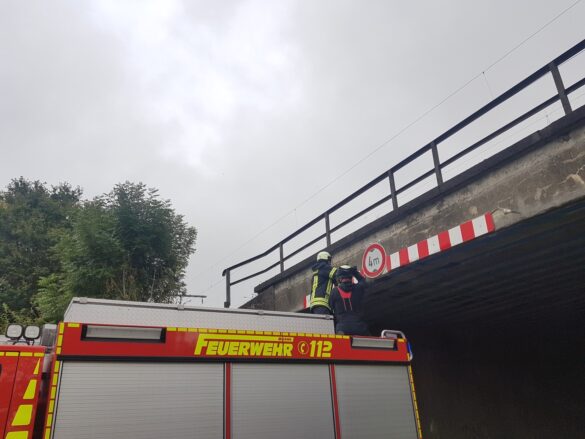 Lastwagen verkeilt sich unter Eisenbahnbrücke in Belm