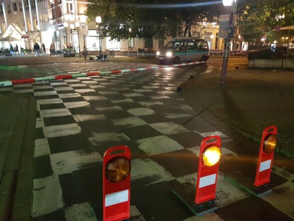 Auto fährt zwei Fahrradfahrer am Domhof in Osnabrück an