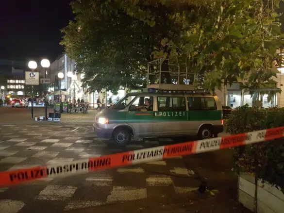 Auto fährt zwei Fahrradfahrer am Domhof in Osnabrück an