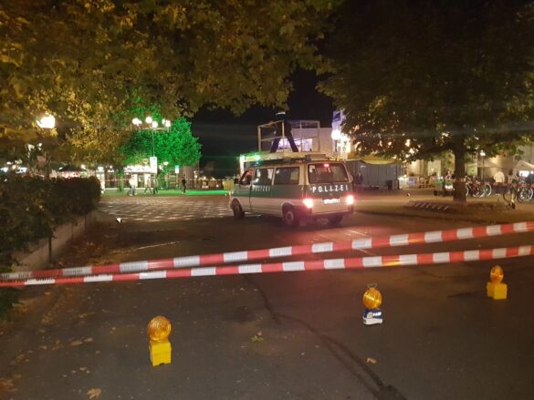 Auto fährt zwei Fahrradfahrer am Domhof in Osnabrück an