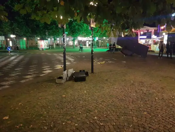 Auto fährt zwei Fahrradfahrer am Domhof in Osnabrück an