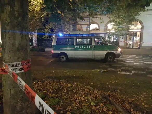 Auto fährt zwei Fahrradfahrer am Domhof in Osnabrück an