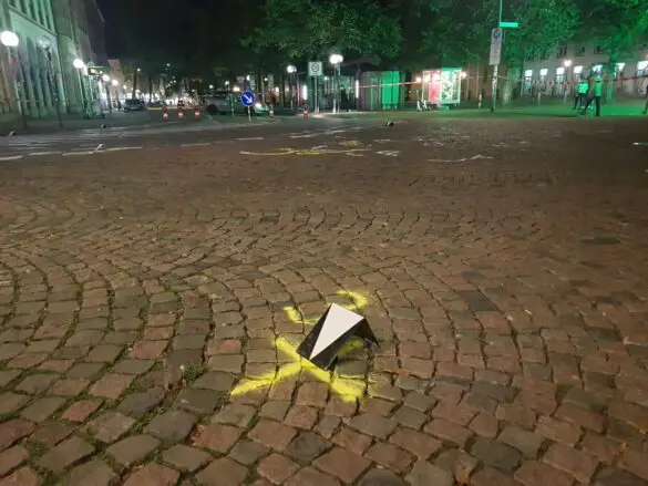 Auto fährt zwei Fahrradfahrer am Domhof in Osnabrück an