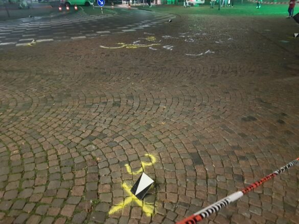 Auto fährt zwei Fahrradfahrer am Domhof in Osnabrück an