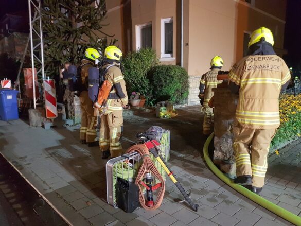 Carport und Auto in Osnabrück in Vollbrand