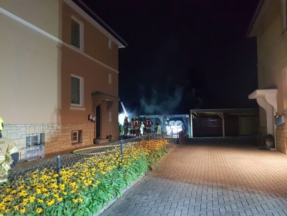 Carport und Auto in Osnabrück in Vollbrand