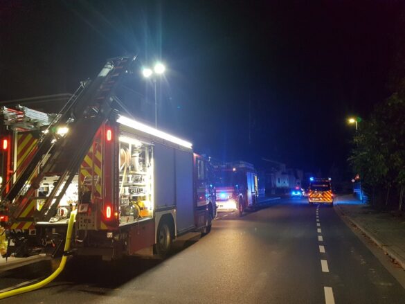 Carport und Auto in Osnabrück in Vollbrand