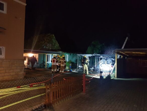 Carport und Auto in Osnabrück in Vollbrand