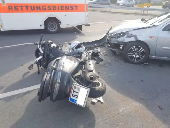 Kradfahrer bei Unfall mit PKW in Hasbergen schwer verletzt