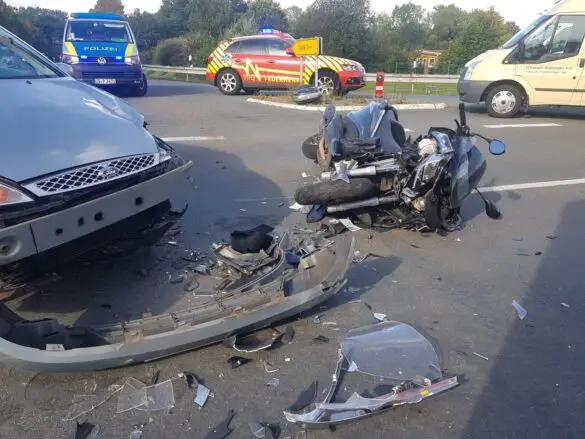 Kradfahrer bei Unfall mit PKW in Hasbergen schwer verletzt
