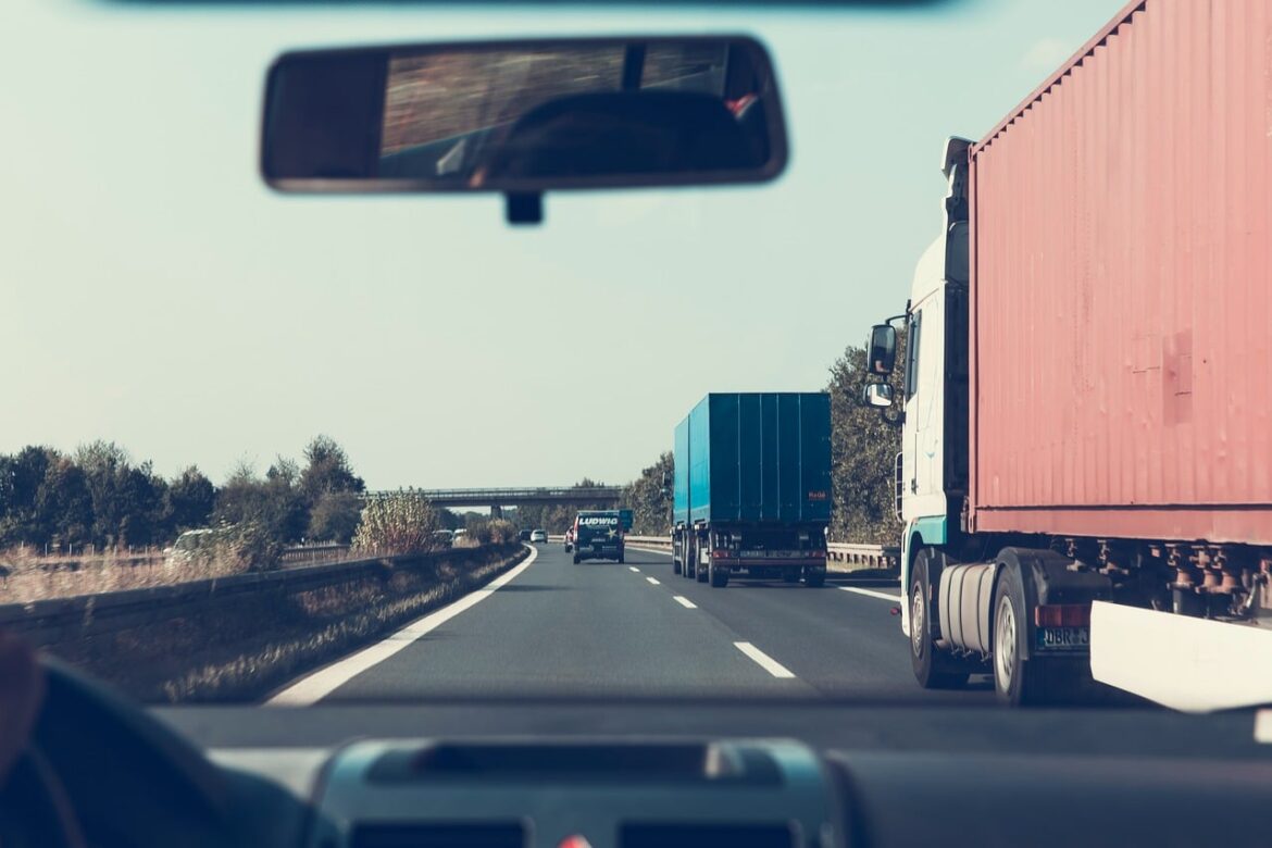 LKW auf der Autobahn (Symbolbild)