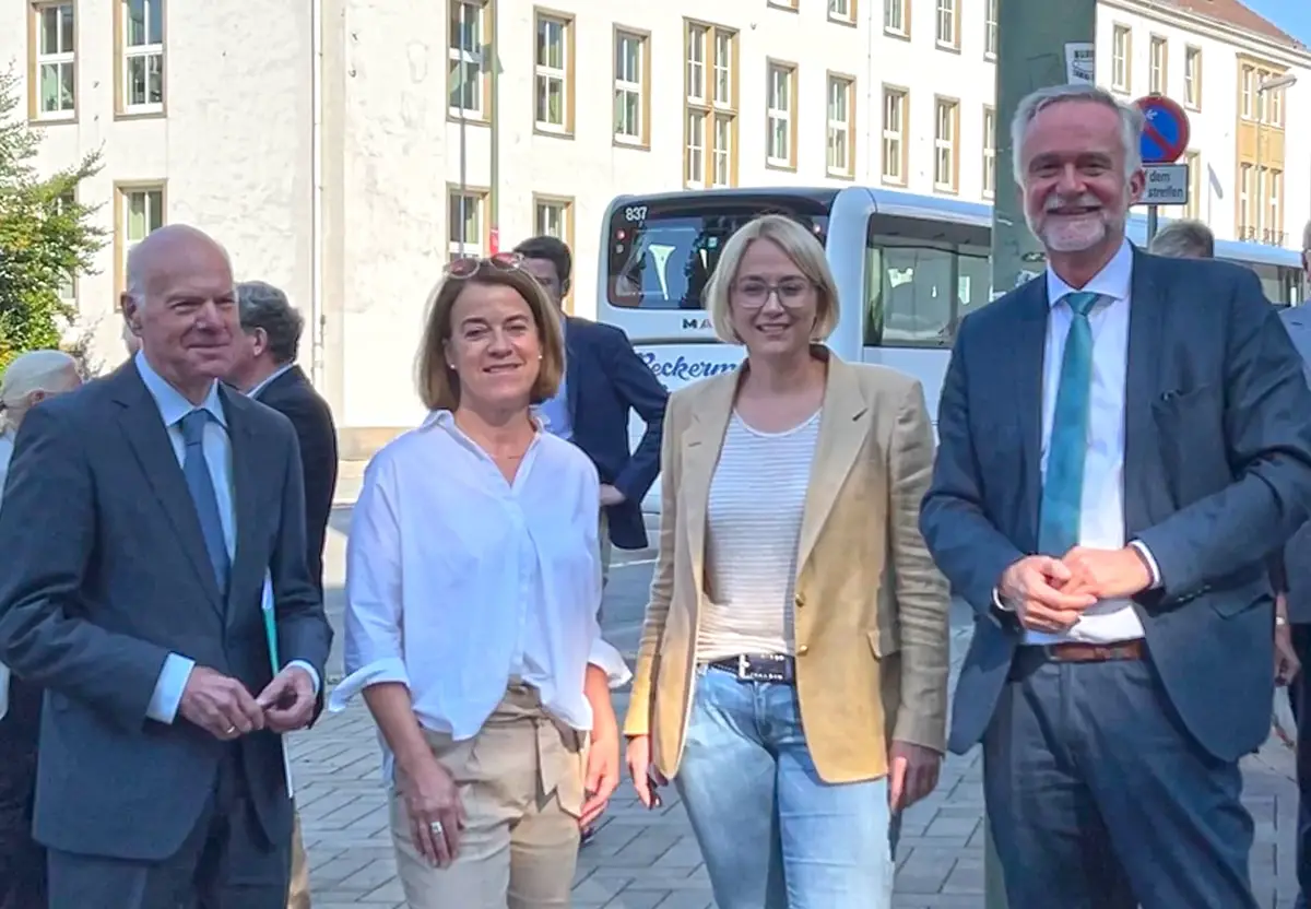 Bundestagspräsident a.D., Dr. Norbert Lammert, Rita Feldkamp (CDU), Katharina Pötter und OB Wolfgang Griesert bei der Feierstunde am Helmut-Kohl-Platz