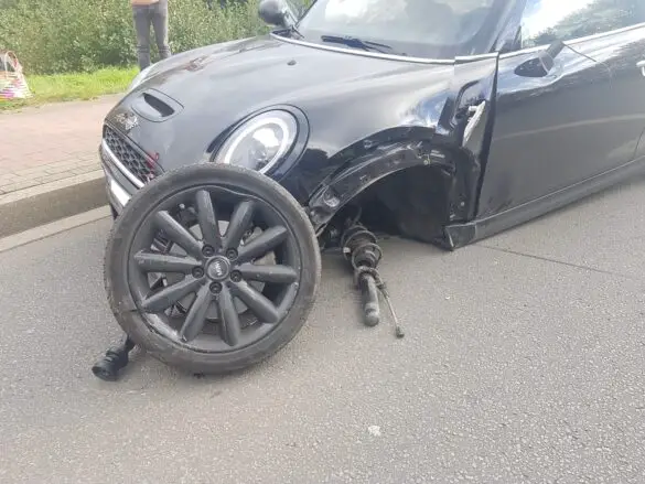 Auto prallt gegen Fahrzeuge im Gegenverkehr in Hasbergen