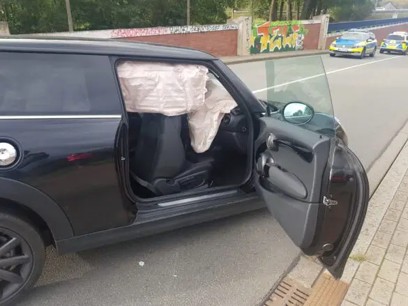 Auto prallt gegen Fahrzeuge im Gegenverkehr in Hasbergen