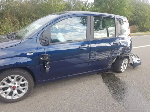 Auto prallt gegen Fahrzeuge im Gegenverkehr in Hasbergen