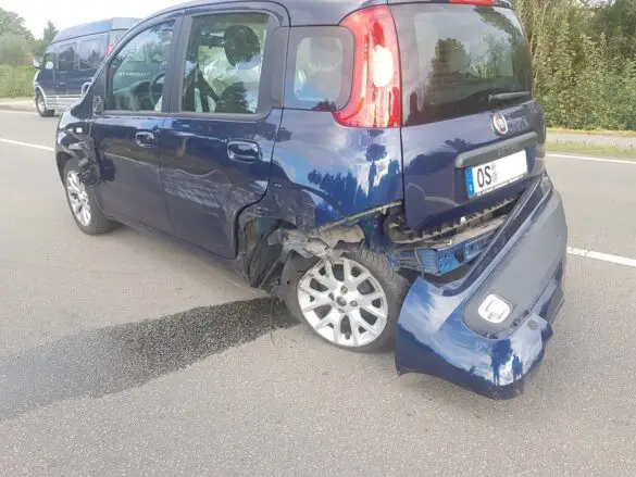 Auto prallt gegen Fahrzeuge im Gegenverkehr in Hasbergen