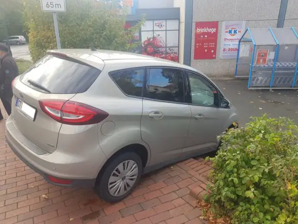 PKW fährt auf Fußgängertreppe in Georgsmarienhütte