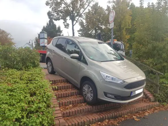 PKW fährt auf Fußgängertreppe in Georgsmarienhütte
