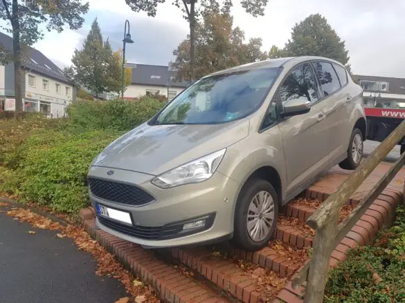 PKW fährt auf Fußgängertreppe in Georgsmarienhütte