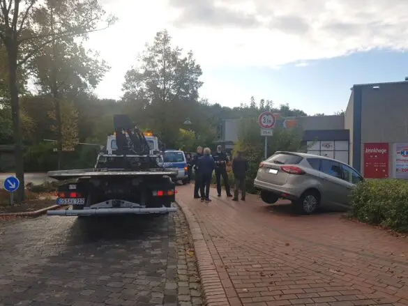 PKW fährt auf Fußgängertreppe in Georgsmarienhütte