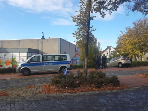 PKW fährt auf Fußgängertreppe in Georgsmarienhütte