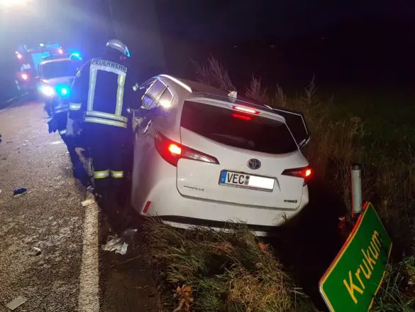 Auto prallt in Melle frontal gegen Baum