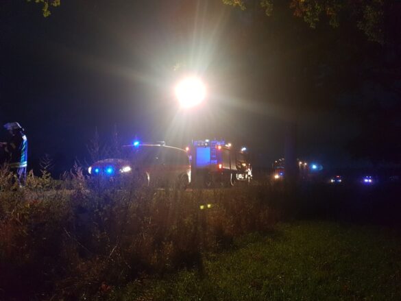 Auto prallt in Melle frontal gegen Baum