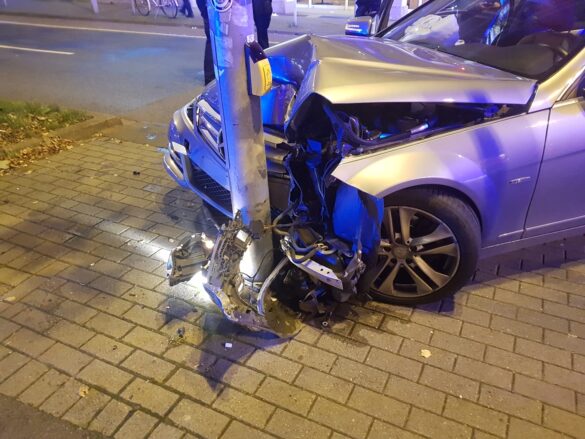 Auto kracht gegen Laterne in Osnabrück